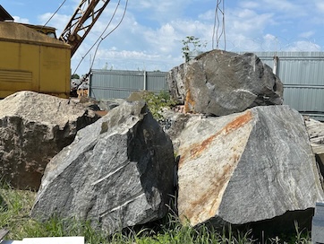Валуны природного камня