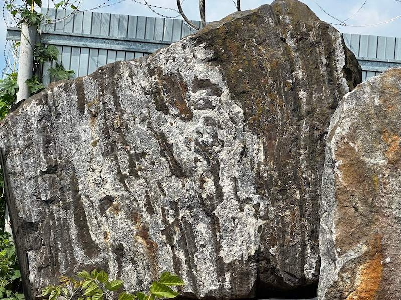 Валуны природного камня